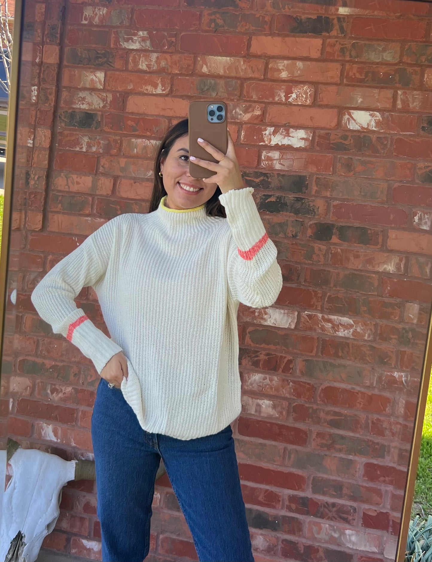 CONTRAST COLOR TIPPED MOCK NECK SWEATER
